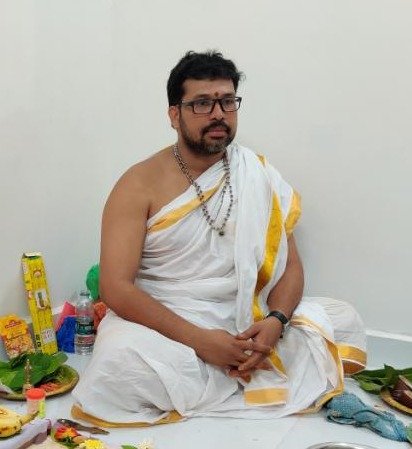 Maharaj guiding couple through Saptapadi ritual with family participation